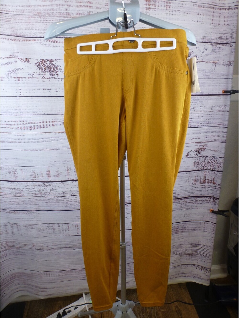 Utopia by HUE Women's Medium Mustard Yellow Pull-On Jeggings Pants NWT - J5A